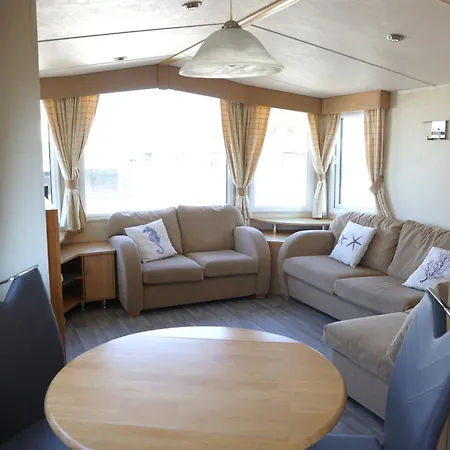 Cozy Caravan In Quiet Area Near אתר קמפינג
