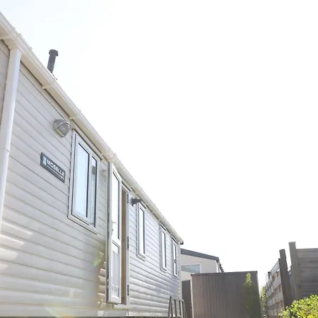 Cozy Caravan In Quiet Area Near אתר קמפינג